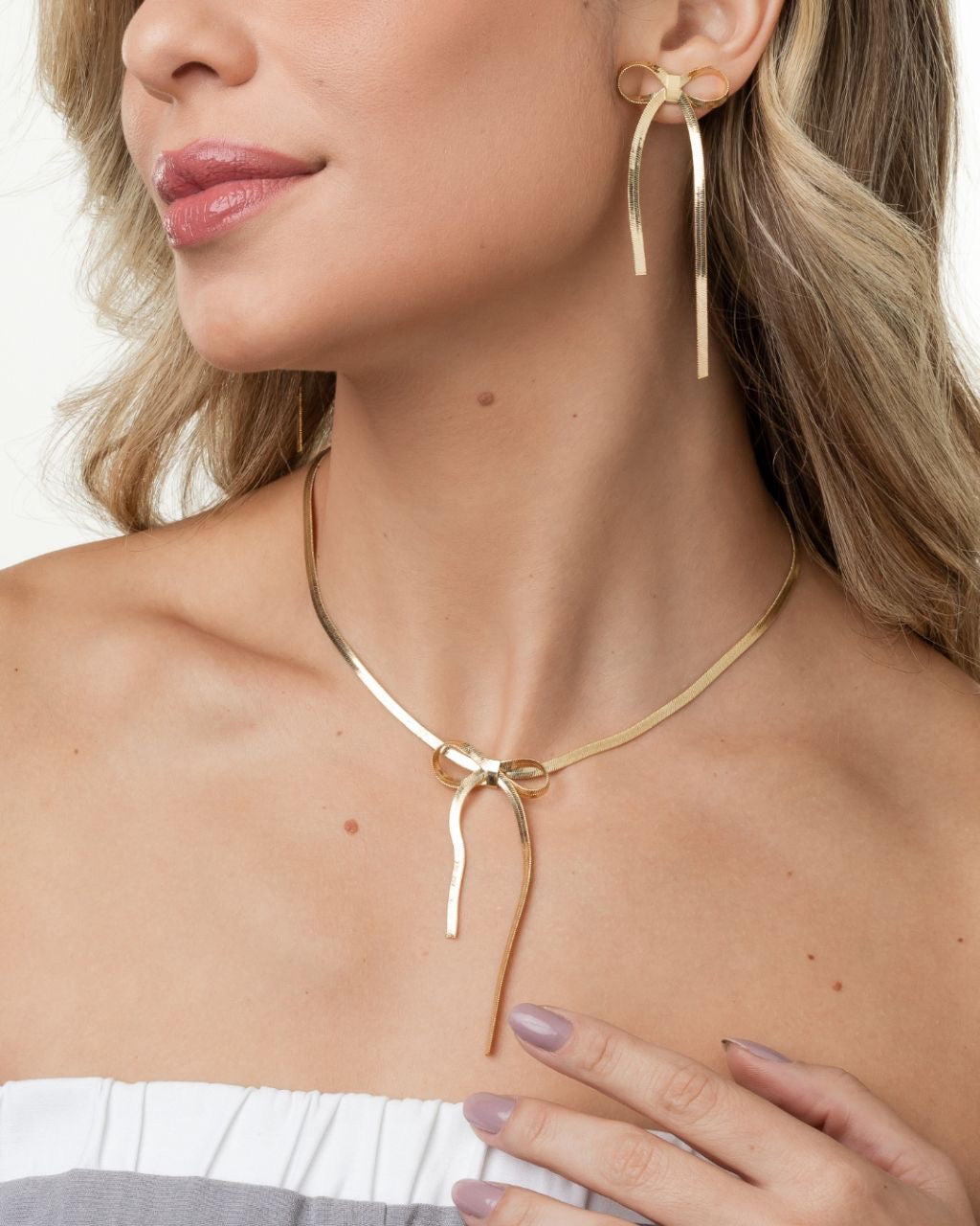 Golden Grace Bow Necklace – A Timeless Treasure